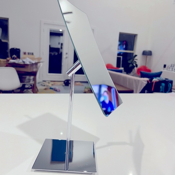 Magnifying Mirrors - Picture 1 of 3